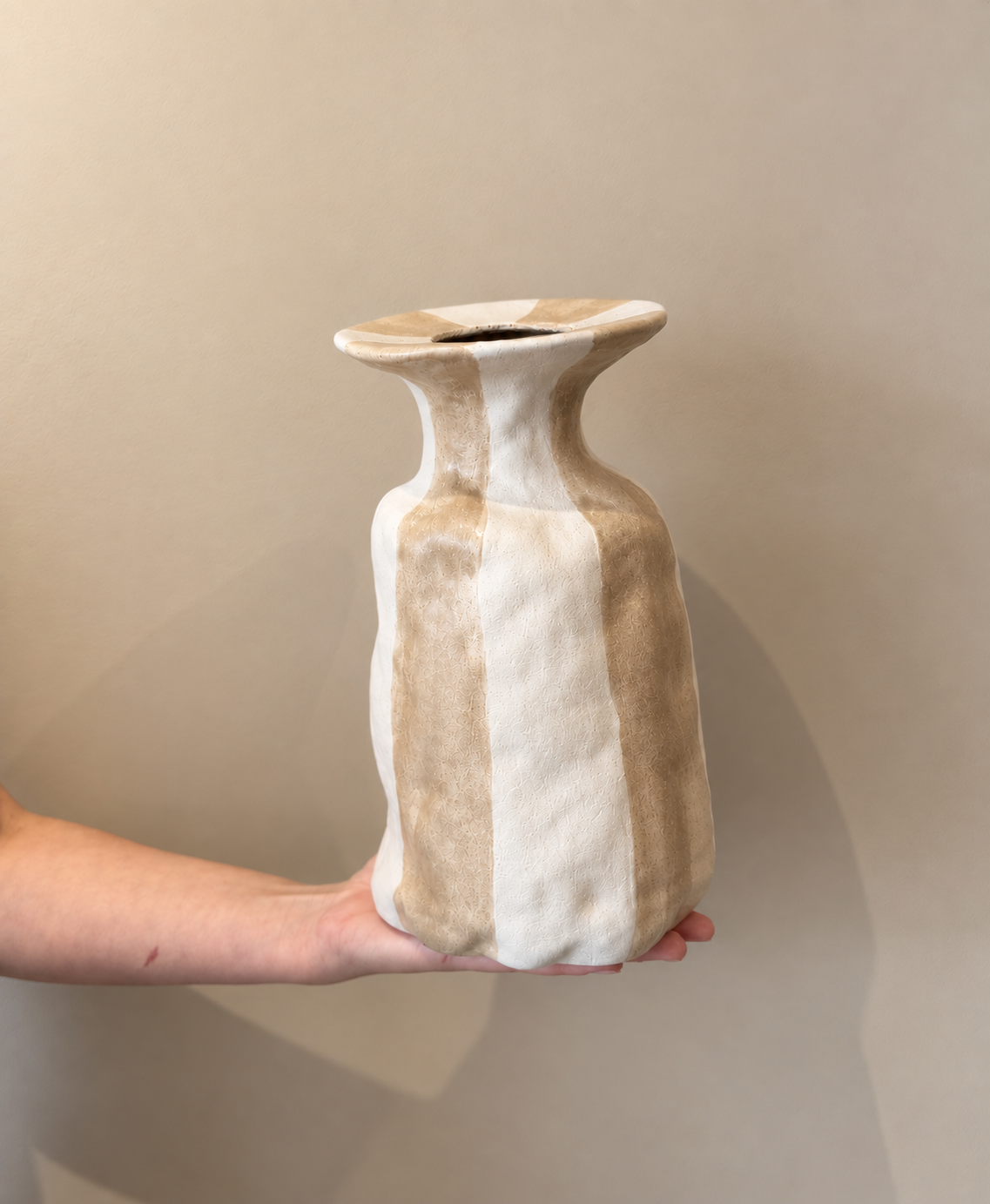 Gestreepte vaas beige – Organische vormen