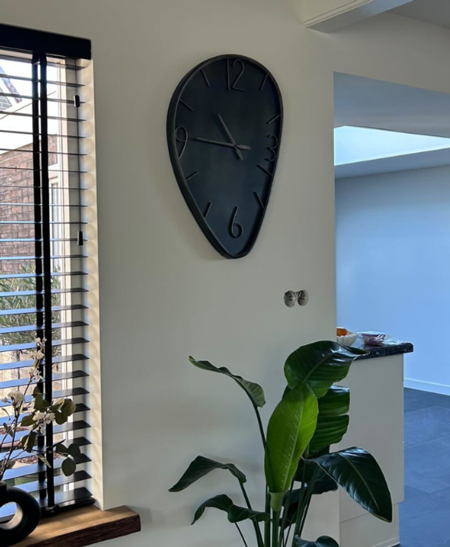 Wandklok Organisch Antraciet | Vul een kale muur op een stijlvolle manier
