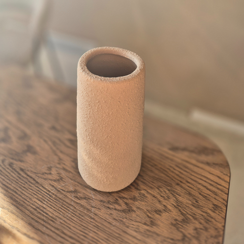 Beige vaas kegel zand – Rustige basis voor je vensterbank