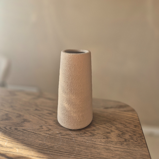 Beige vaas kegel zand – Rustige basis voor je vensterbank