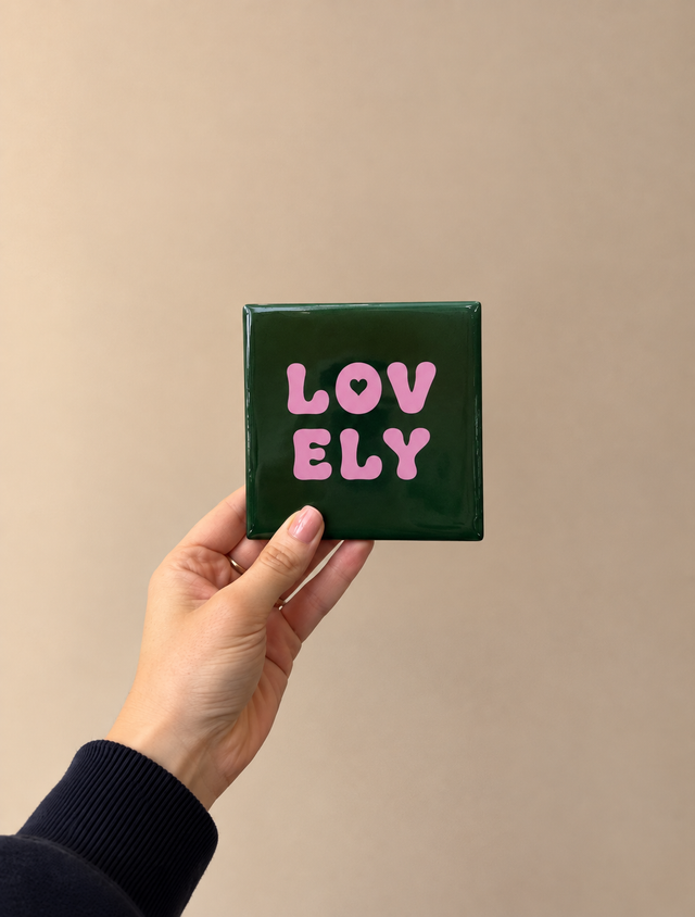 Tegeltje Lovely – Een vrolijk detail met een lieve boodschap