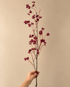 Floral Stem | Een elegante bordeauxrode tak vol kleine bloemetjes.