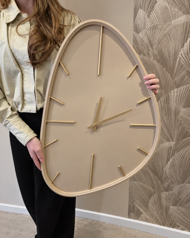 Wandklok organisch beige | Statement stuk voor aan de muur