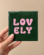 Tegeltje Lovely – Een vrolijk detail met een lieve boodschap